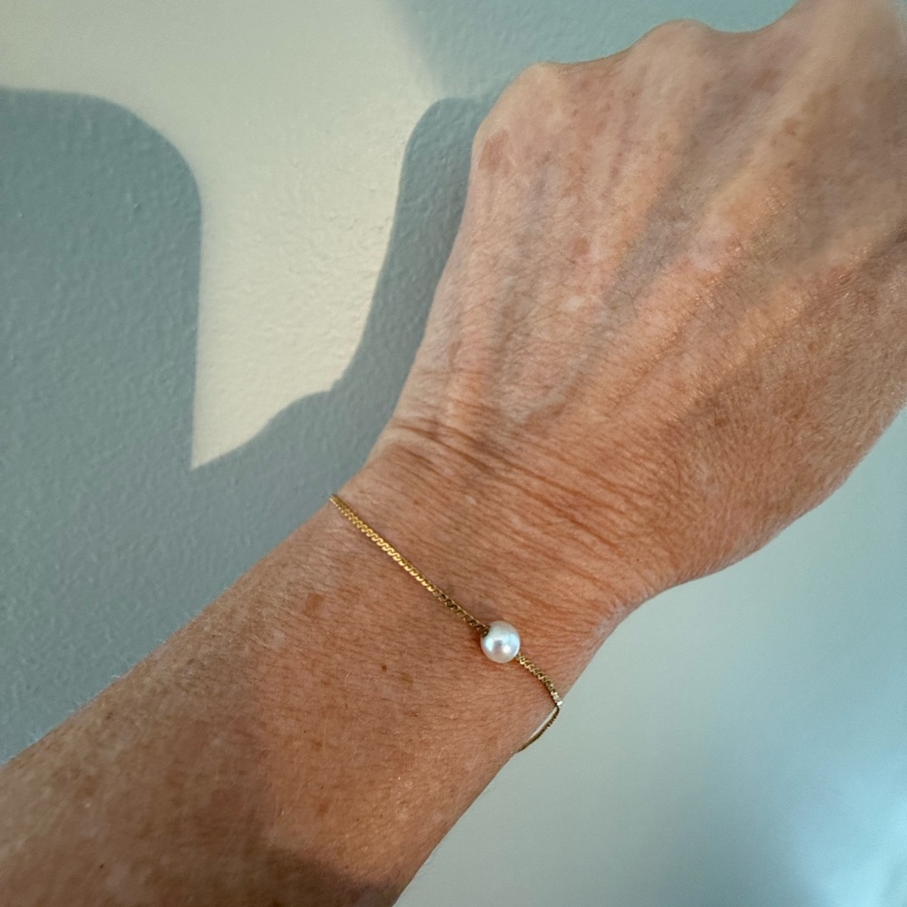 Bracelet with pearl in gold tone